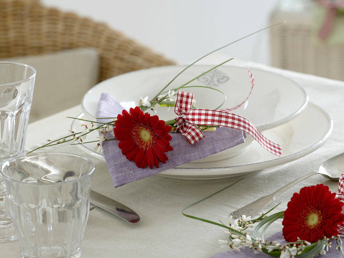 Gerbera 'Germin Grappa' (rote Mini-Gerbera) als Serviettendeko