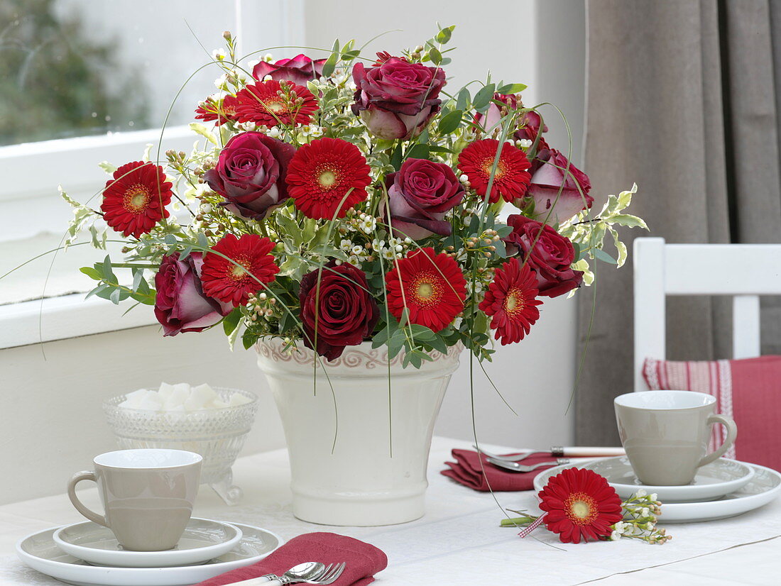 Strauß mit roten Rosa 'Nicola' (Edelrosen), Gerbera 'Germin Grappa'