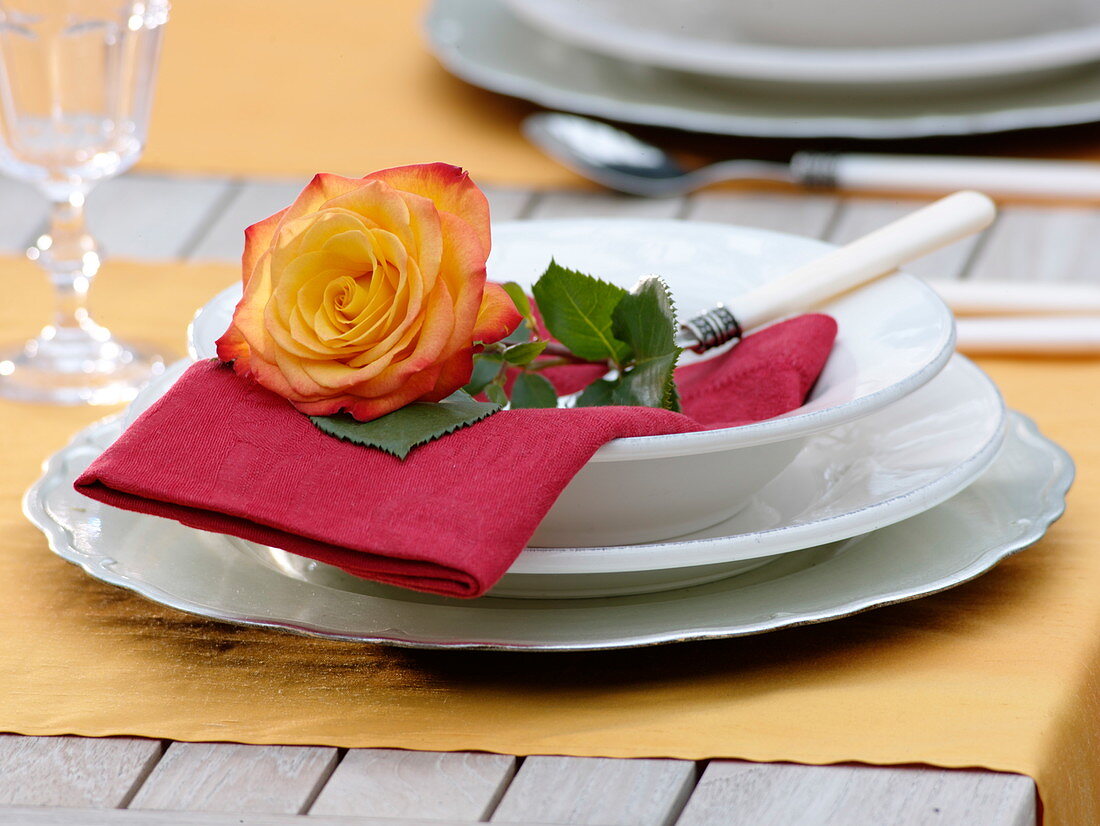 Silvester-Tischdeko mit Rosen und Gerbera