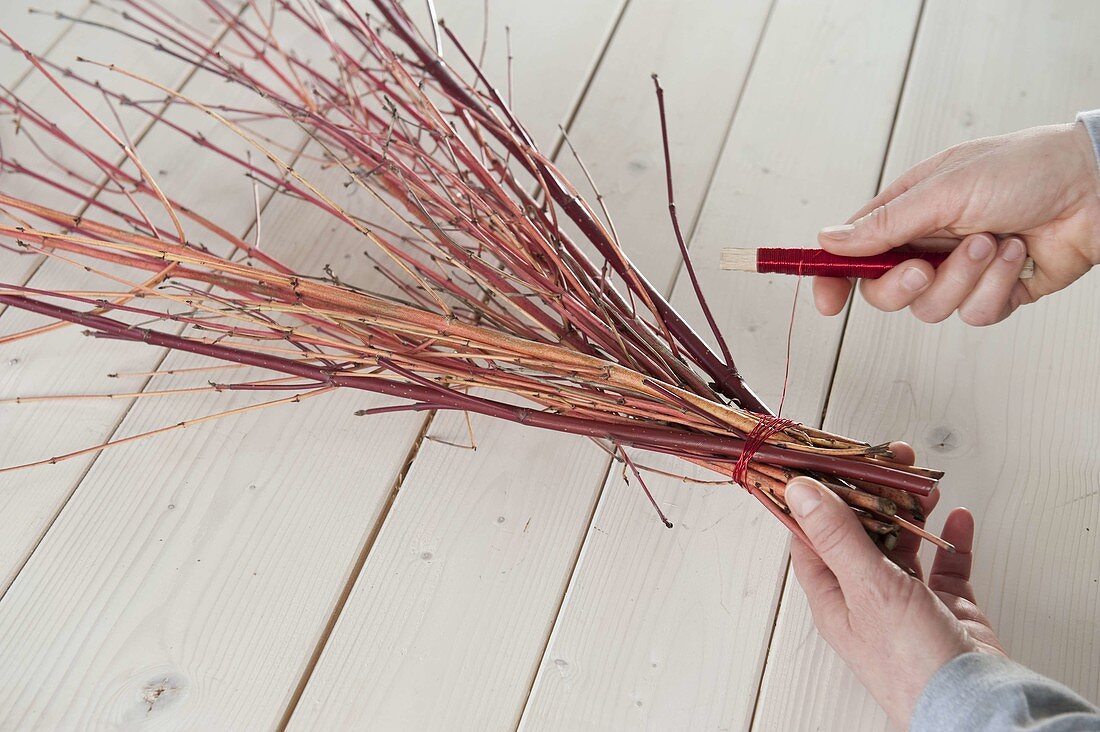 Stylised fir tree made of twigs as Advent calendar (2/6) (2/4)