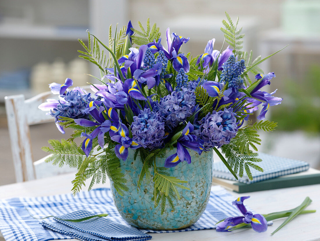 Blue spring bouquet, Iris hollandica, Hyacinthus