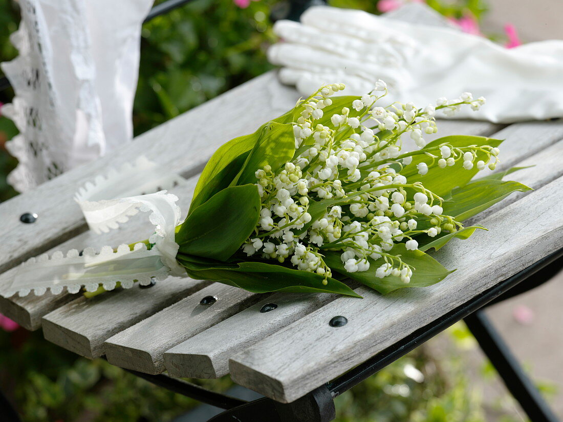 Kleiner Hochzeitsstrauß aus Convallaria majalis (Maiglöckchen)