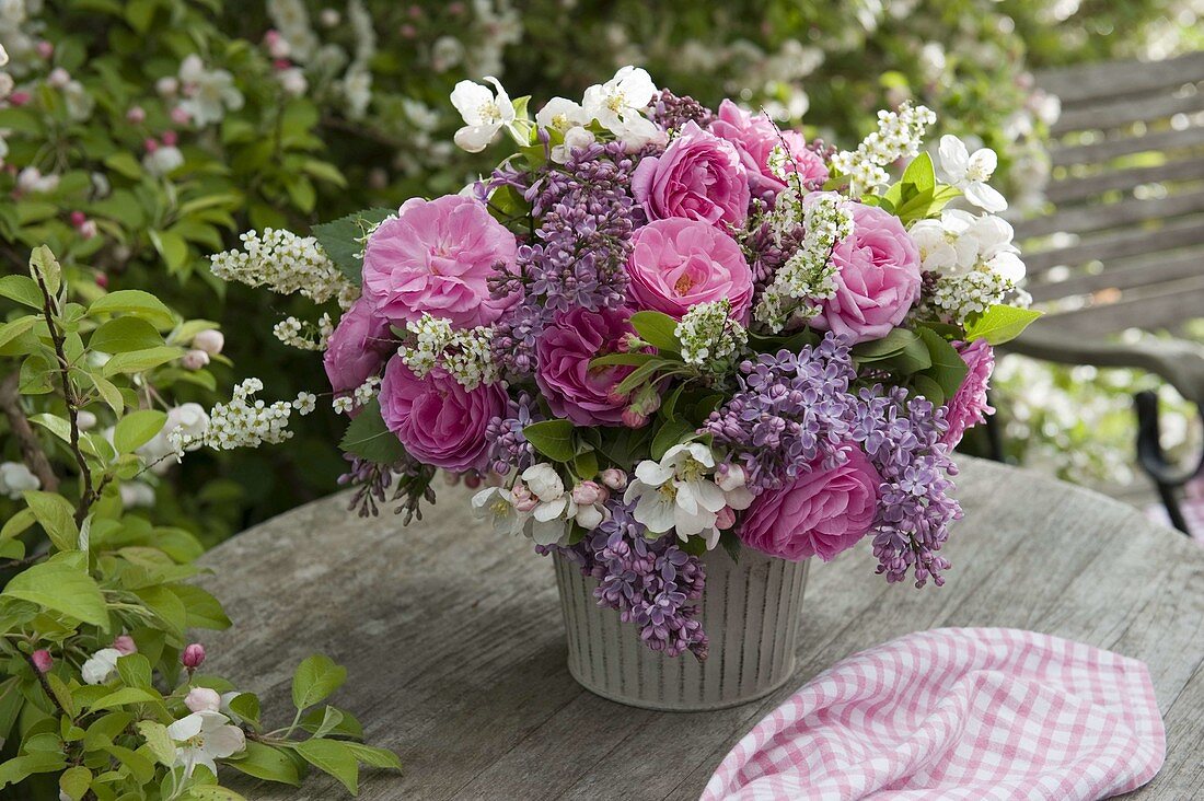 Duftstrauß aus Syringa (Flieder), Rosa (Rosen), Spiraea (Spierstrauch)