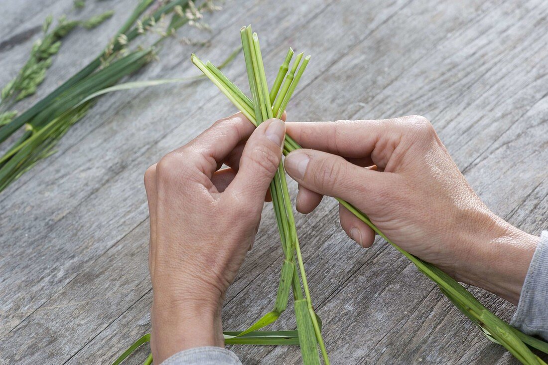 Geflochtenes Herz aus Gräsern mit Kamilleblüten 2/5