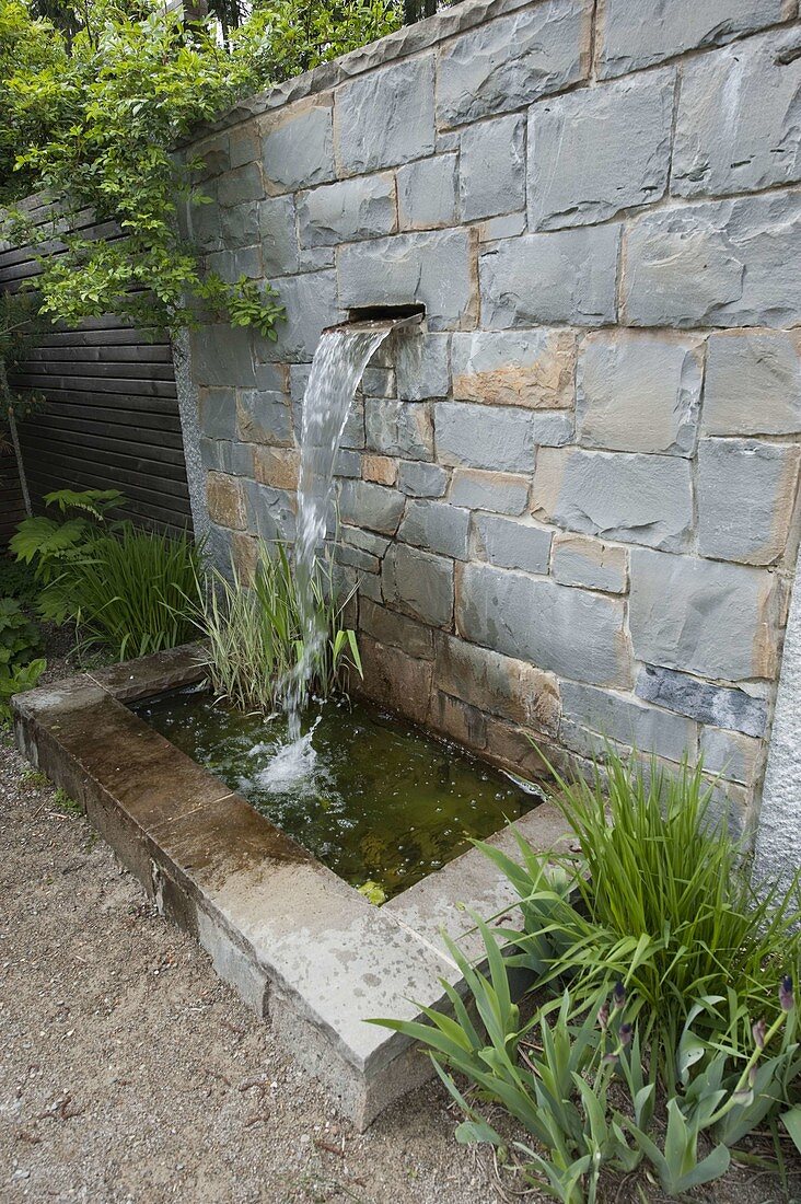 Natursteinmauer mit integriertem Wasserfall