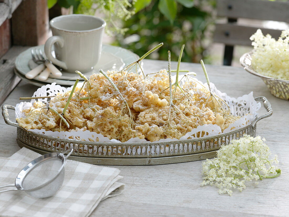 In Pfannkuchenteig ausgebackene Holunderblüten