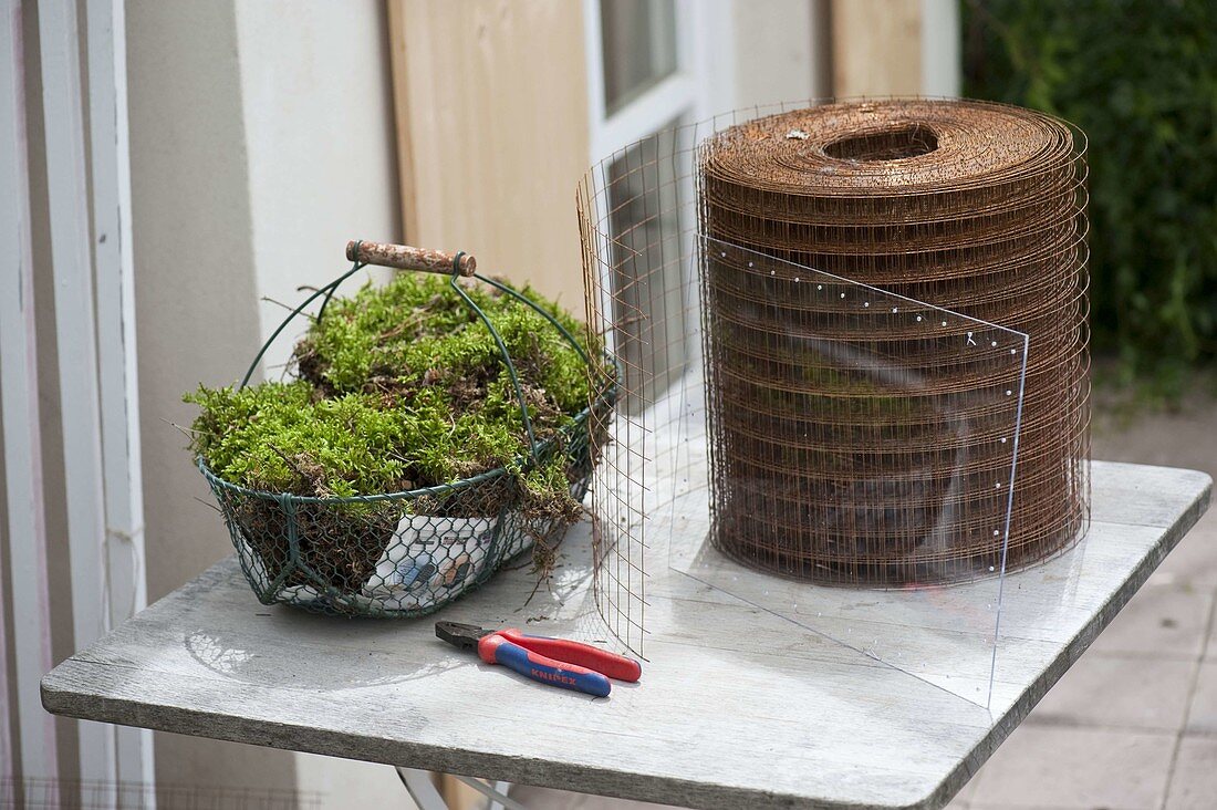 Make your own wire and moss planter box (1/10)