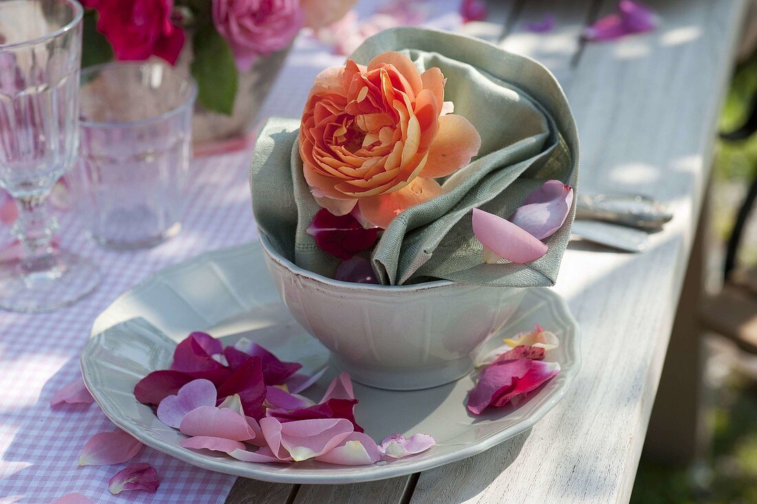 Table decoration with roses and lanterns