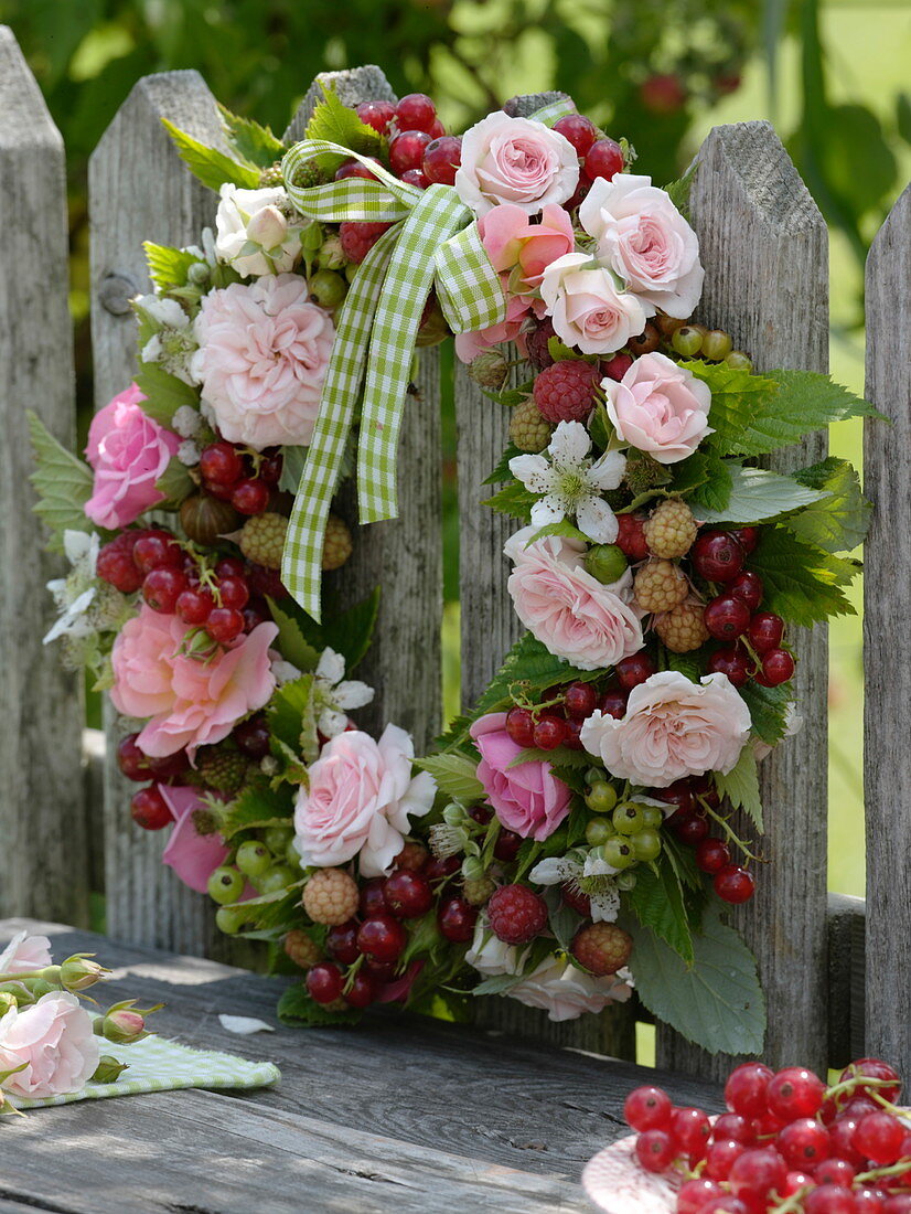 Kranz aus Rosa (Rosen - Blüten), Johannisbeeren, Stachelbeeren (Ribes)