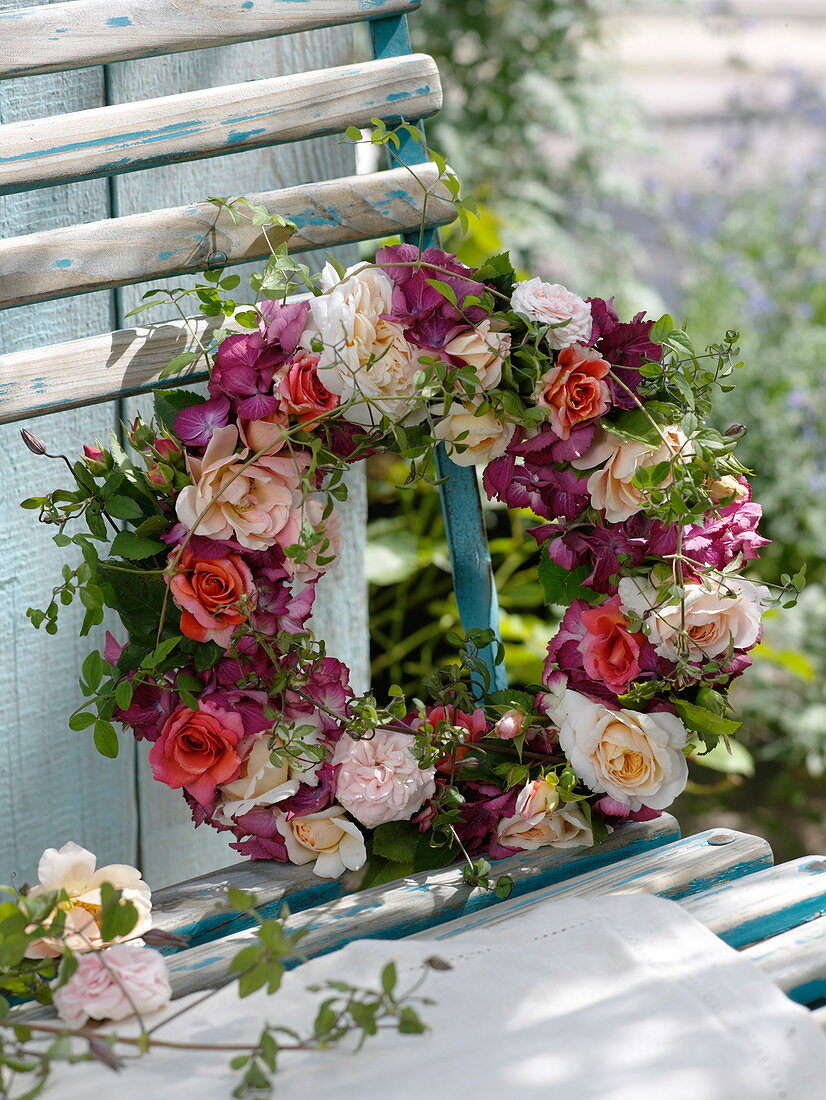 Sommerlicher Kranz aus Rosa (Rosen), Hydrangea (Hortensien-Blüten)