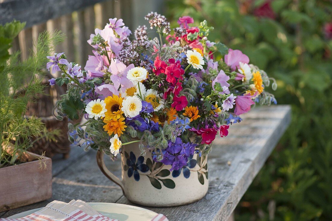 Bunter Strauß aus Blumen mit eßbaren Blüten