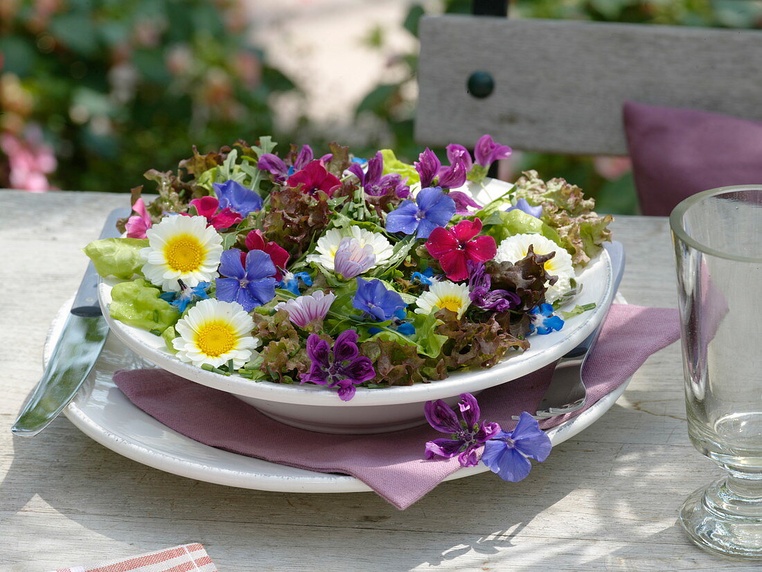 Salad with edible flowers