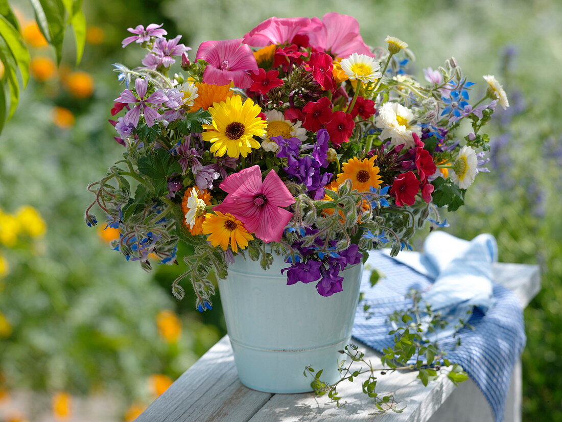 Bunter Strauß aus Blumen mit eßbaren Blüten