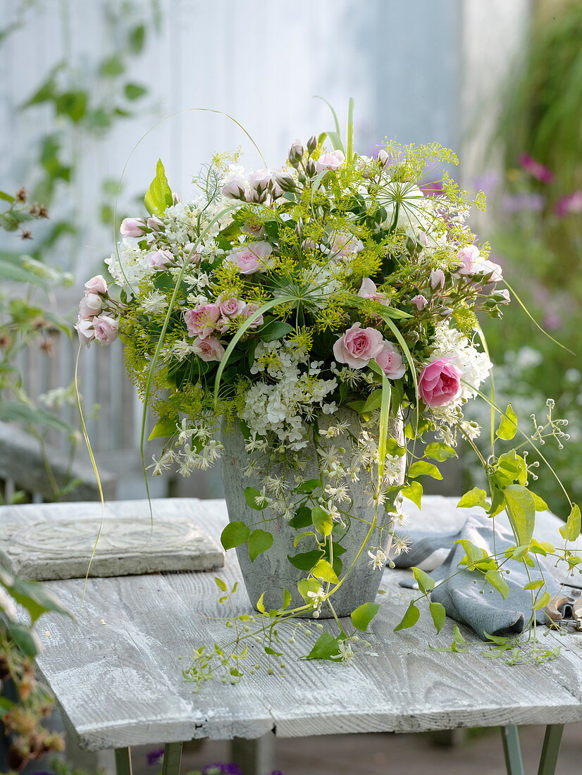 Weiß-rosa Strauß mit Rosen, Gehölzblüten und Kräutern