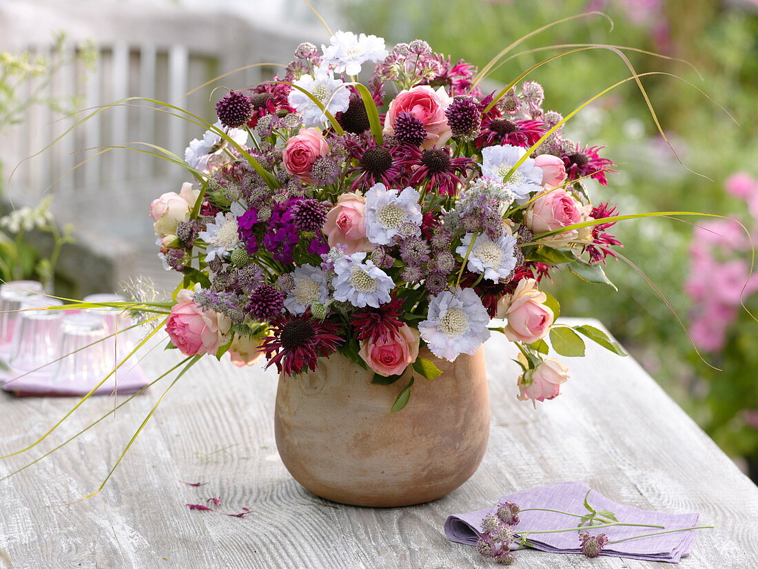 Gemischter Strauß aus Rosen, Stauden und Gräsern