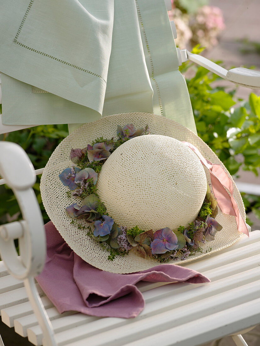 Wreath of hydrangea (hydrangea), thyme (thymus) and limonium