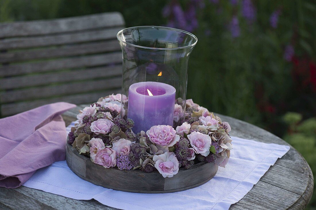 Windlicht mit Kranz aus Rosa (Rosen), Astrantia (Sterndolde), Achillea