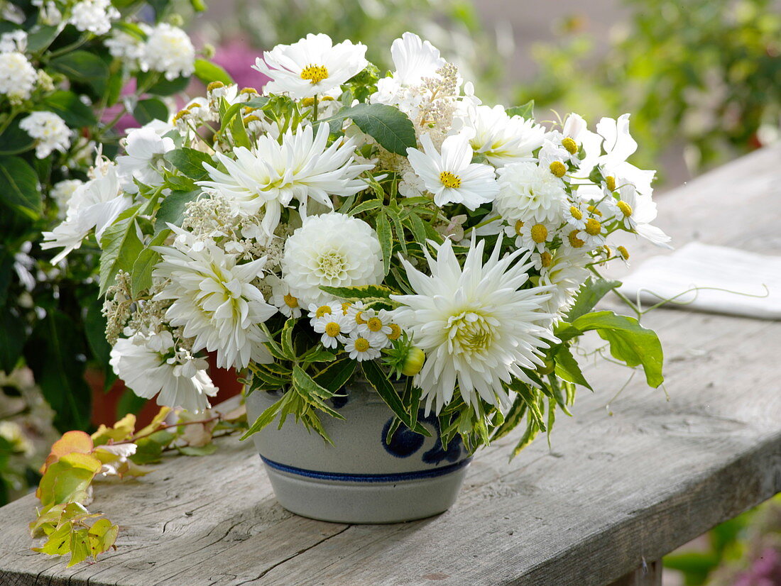 Weißer Strauß aus Dahlia (Dahlien), Cosmos (Schmuckkörbchen)