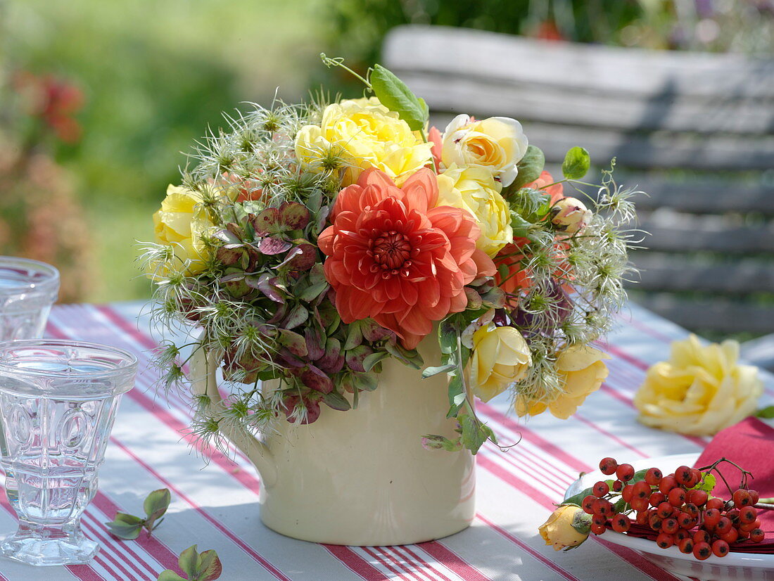 Spätsommerstrauss mit Dahlia (Dahlien), Rosa (Rosen), Clematis