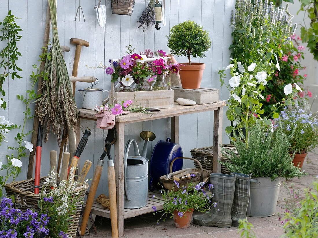 Arbeitstisch mit kleinen Sträußen aus Sommerblumen