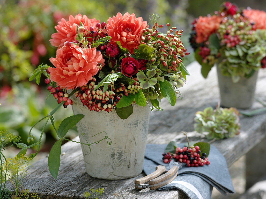 Spätsommerstrauß mit Fruchtständen von Viburnum lantana