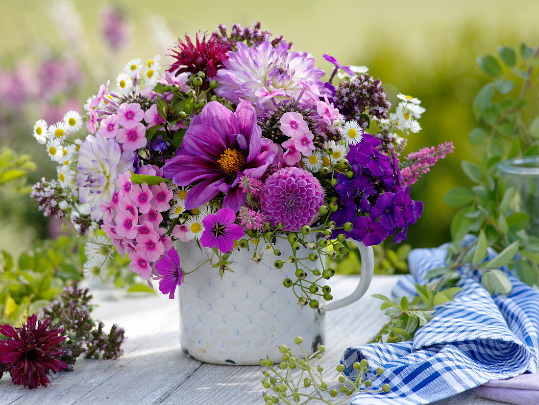 Spätsommerstrauß mit Phlox (Flammenblumen), Dahlia (Dahlien), Erigeron