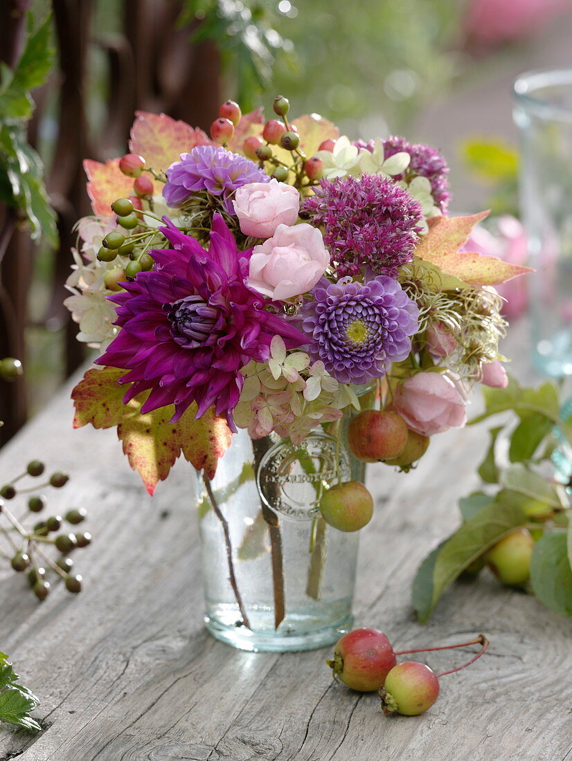 Kleiner Herbststrauß mit Dahlia (Dahlien), Rosa (Rosen, Hagebutten), Sedum