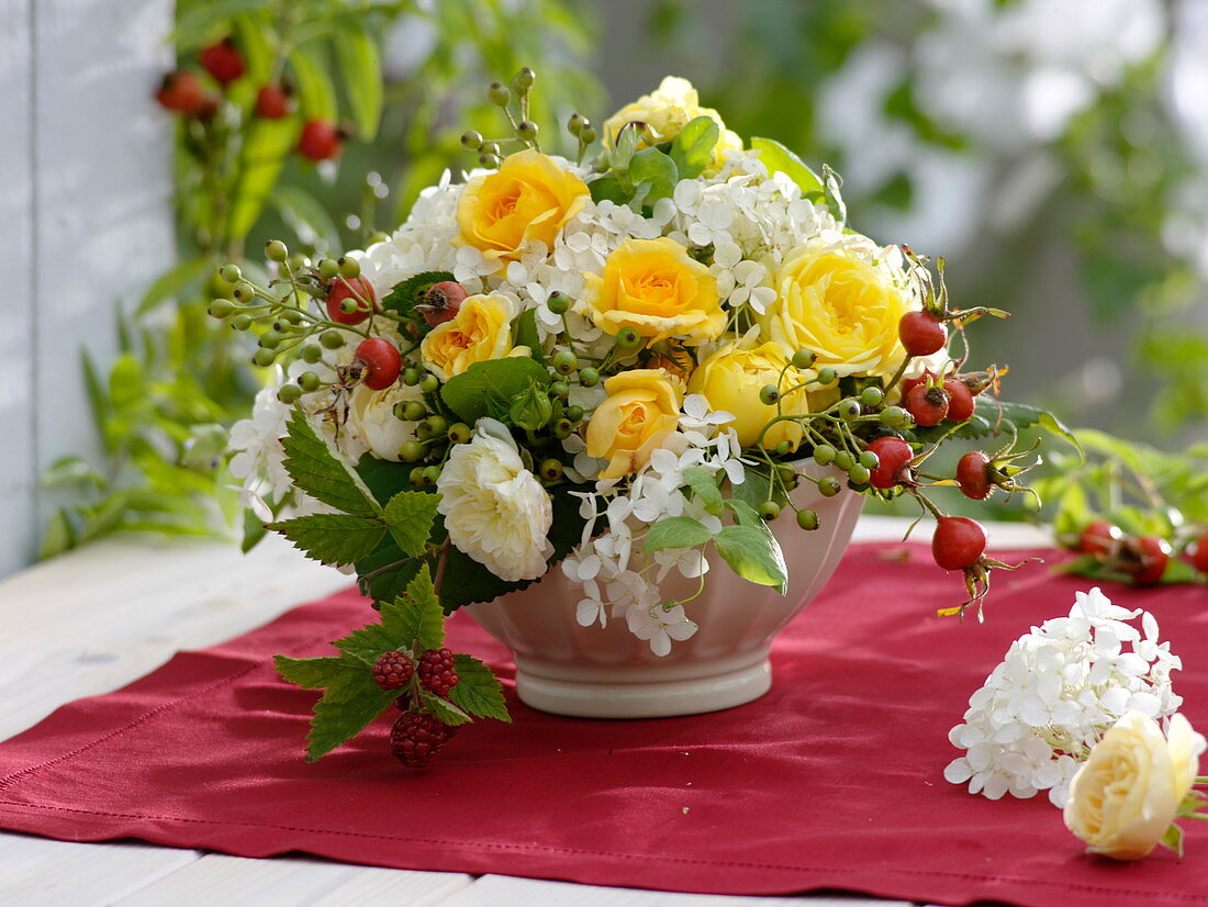 Spätsommergesteck mit Rosa (Rosen, Hagebutten), Hydrangea