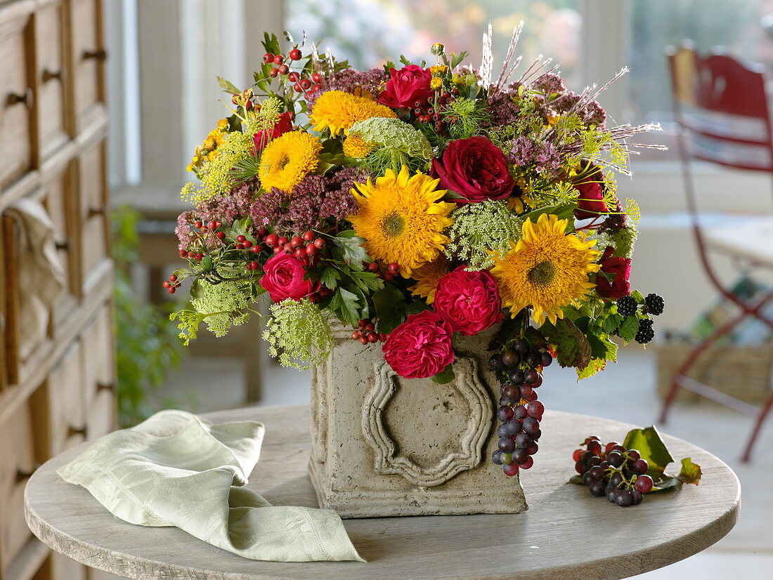 Strauß aus Helianthus (Sonnenblumen), Rosa 'Red Leonardo da Vinci' (Rosen