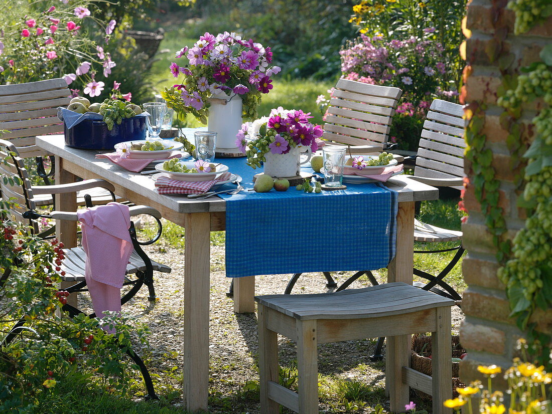 Late summer table decoration with hops and ornamental baskets