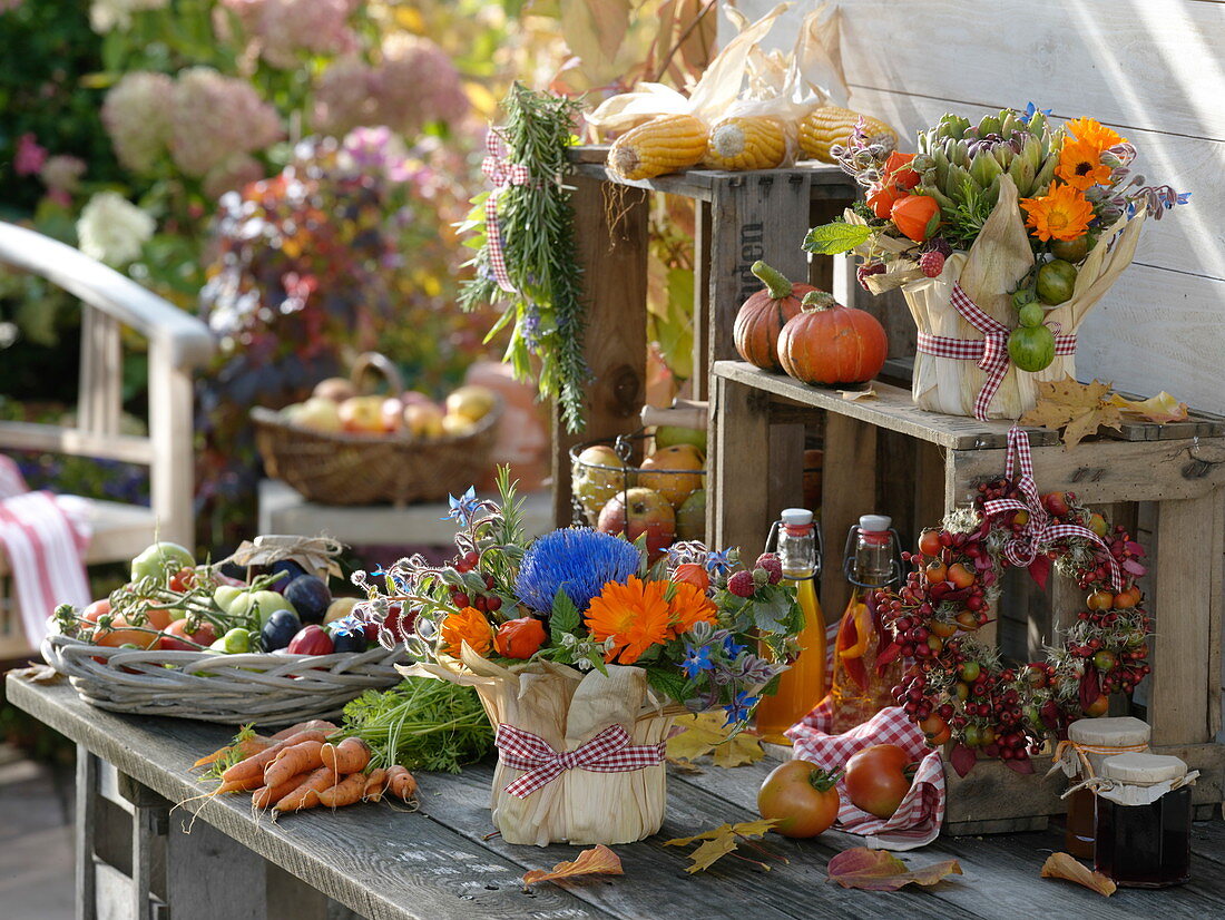 Thanksgiving arrangement in yoghurt bucket with corn leaves (3/3)