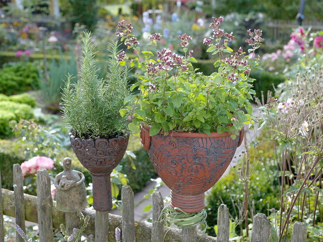 Künstlergarten: bepflanzte Kunstobjekte