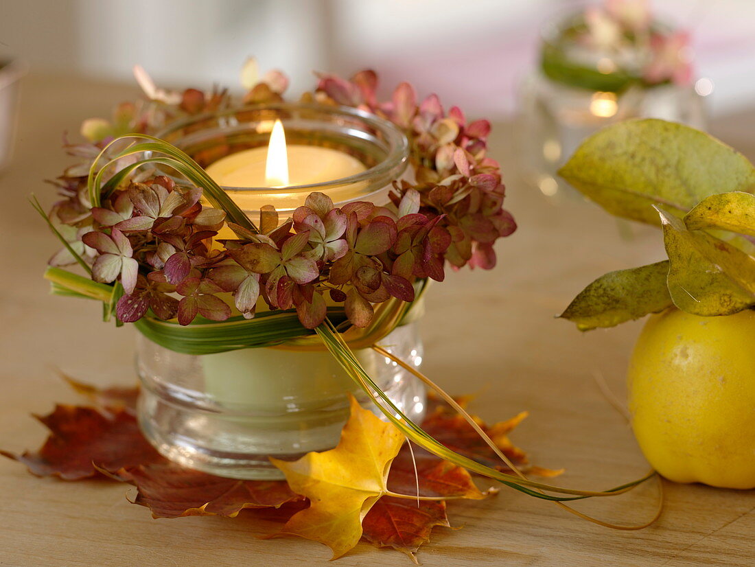 Kleines Windlicht mit Kranz aus Hydrangea (Hortensie), Spartina