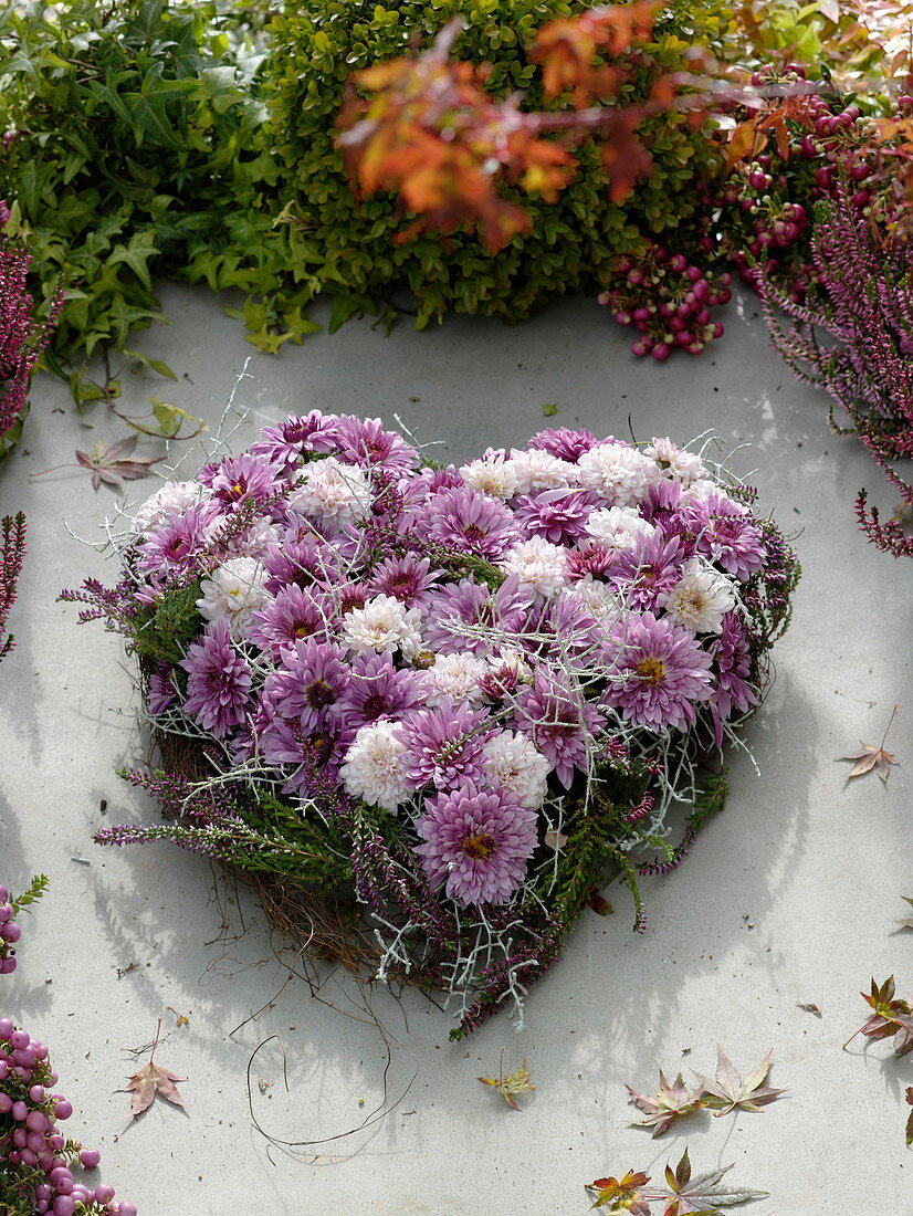 Grabgesteck in Herzform aus Chrysanthemum (Herbstchrysanthemen)