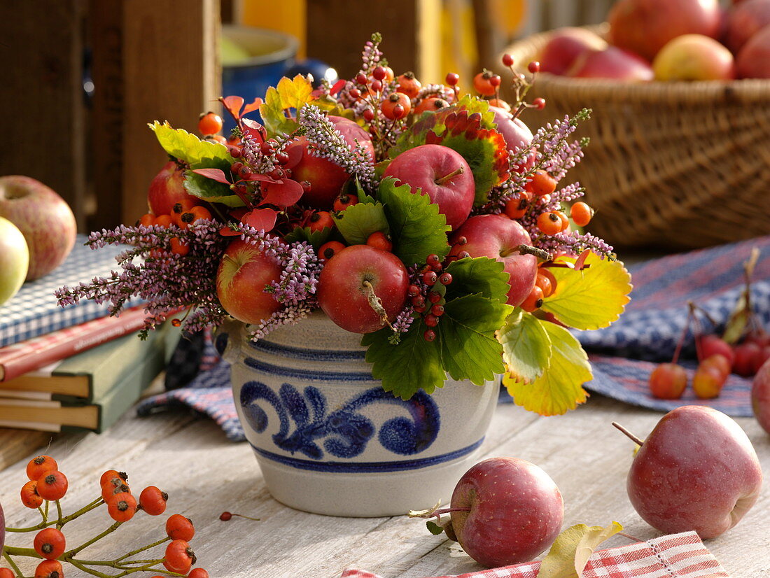 Strauß aus Rosa (Hagebutten), Calluna (Besenheide), Äpfeln (Malus)