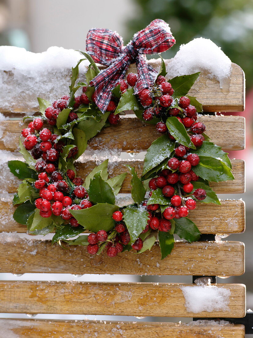 Kranz aus Ilex (Stechpalme) mit kariertem Schleifenband