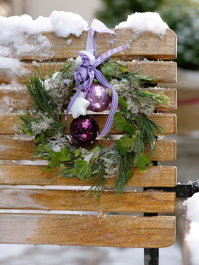 Mixed wreath of Pinus (silk pine), Hedera (ivy) and Cladonia