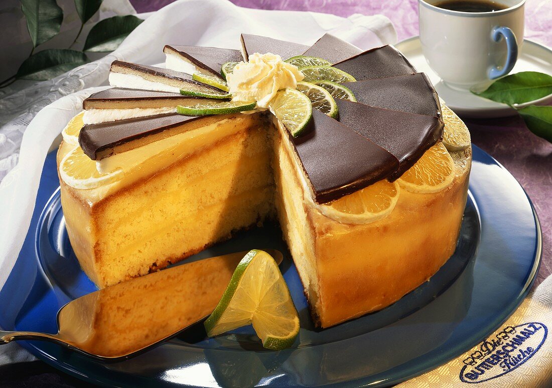 Orangen-Limetten-Torte mit Marzipan-Schokoladen-Fächer