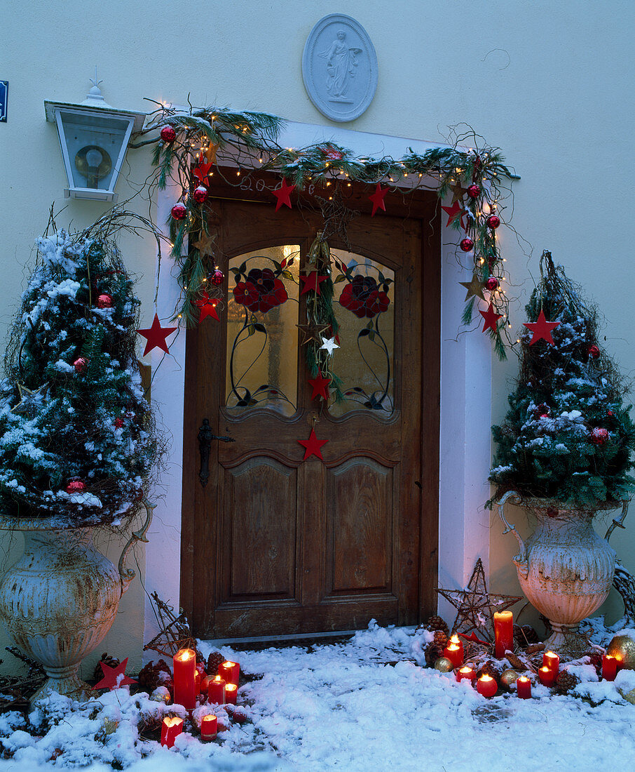 House entrance adventually decorated with amphoras, twigs