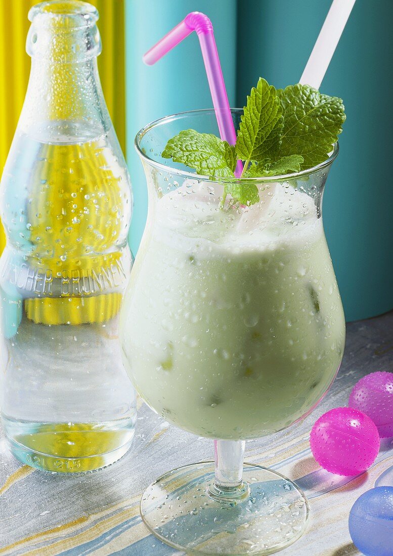 Minz-Sahne-Cocktail mit Mineralwasser im Cocktailglas