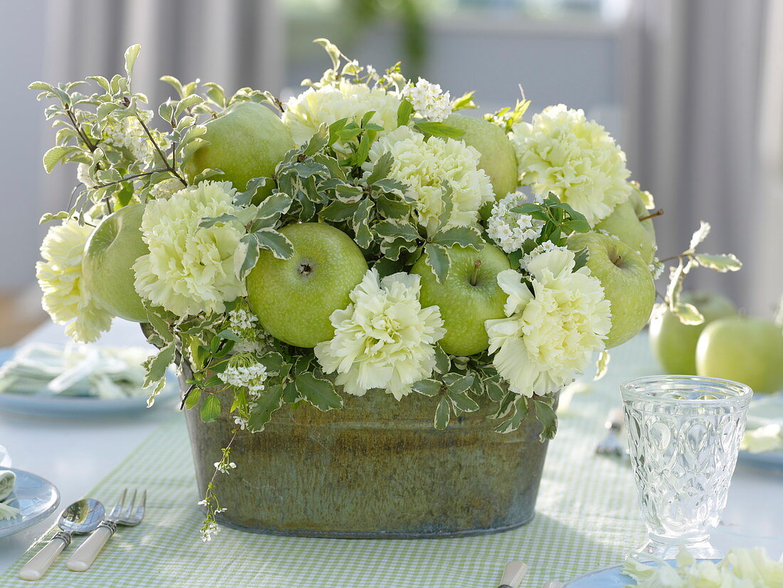 Grün-weißer Strauß mit grünen Äpfeln … – Bild kaufen – 12171532 ...