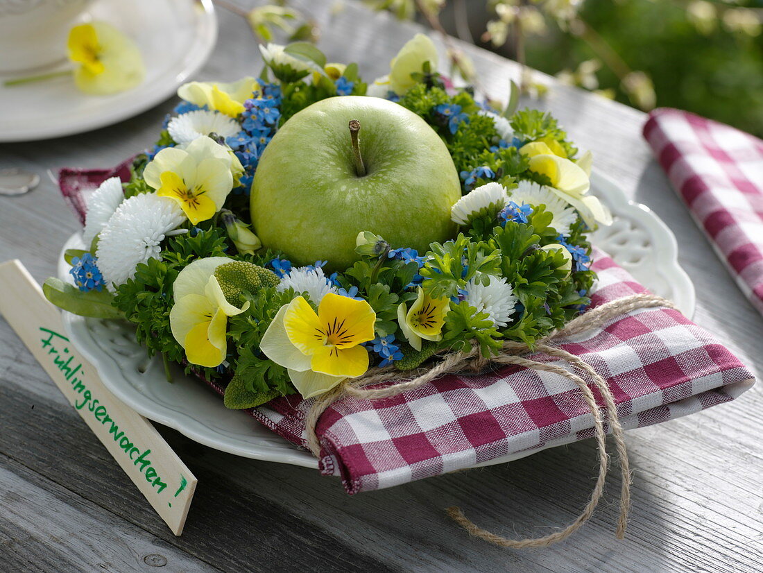 Kranz aus Kräutern und eßbaren Blüten