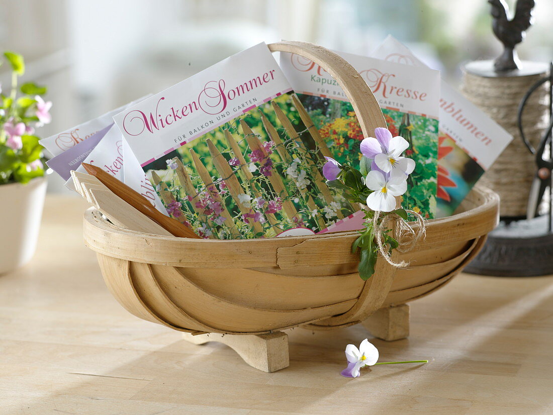 Chip basket with seed bags: vetches summer, nasturtium cress