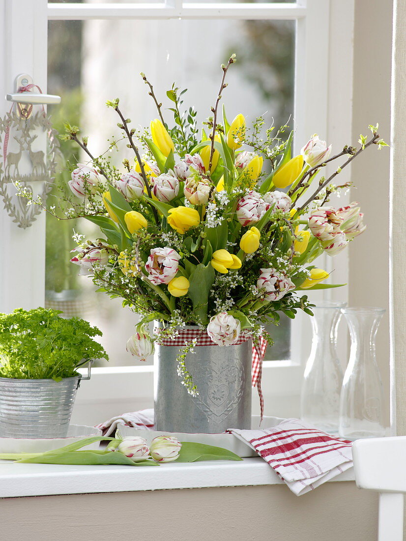 Spring bouquet in the window: Tulipa 'Strong Gold' Carneval de Nice