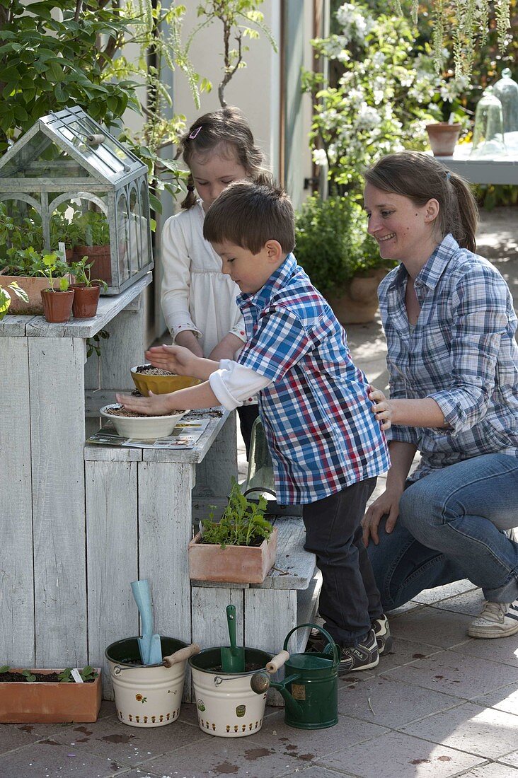 Aussaat mit Kindern auf der Terrasse