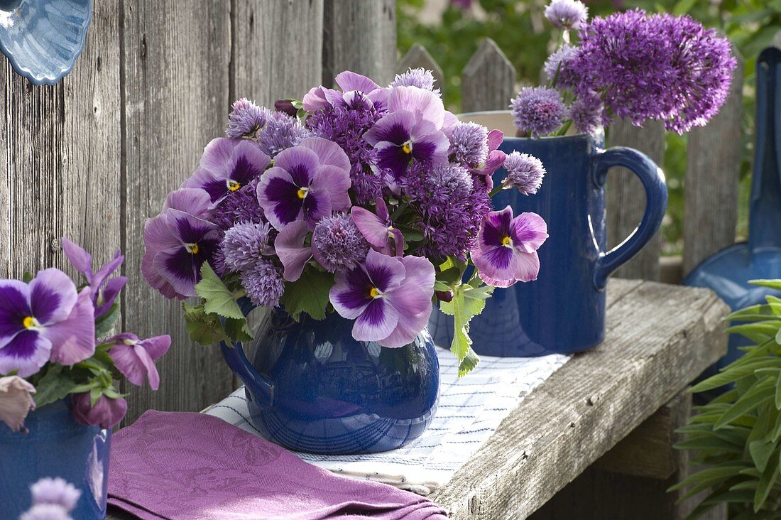 Rosa Sträuße aus Viola Wittrockiana (Stiefmütterchen), Allium 'Purple'