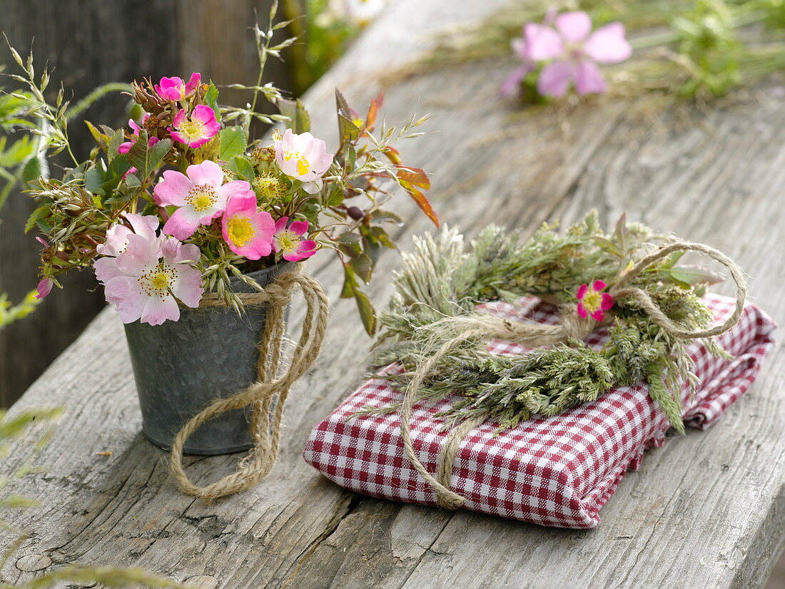 Kleiner Strauß aus Rosa (Wildrosen), Kranz aus Gräsern