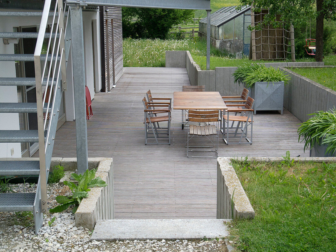 Modern sunken terrace with wooden floor