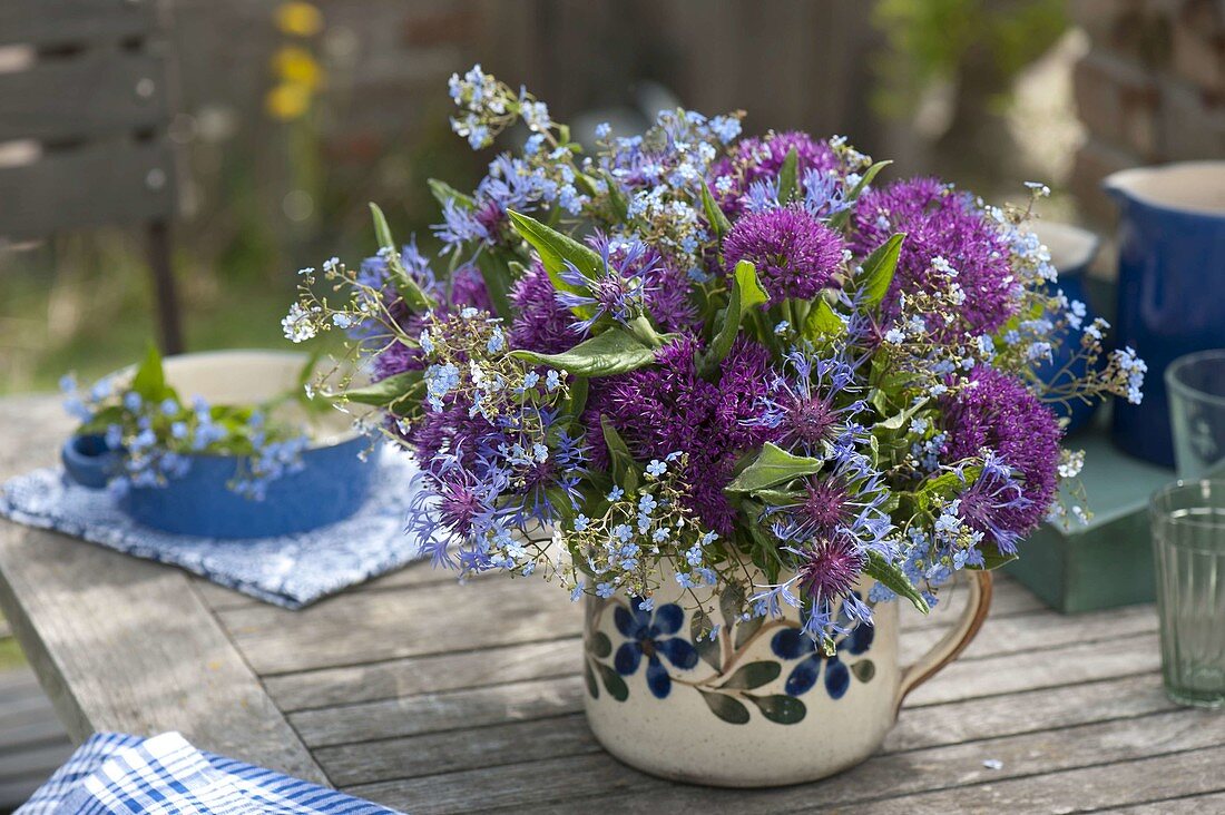 Ländlicher Strauß aus Allium 'Purple Sensation' (Zierlauch), Centaurea