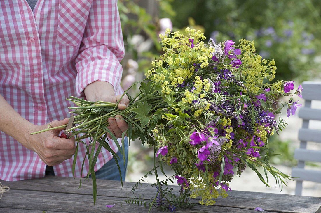 Mixed bouquet of perennials and meadow flowers 2/5